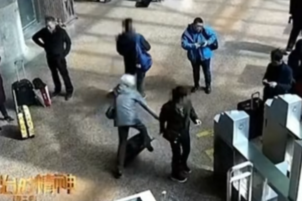 谁死谁有理？北京，67岁老人跟儿子一同坐车，被提醒走错入口后，老人转身准备去另一