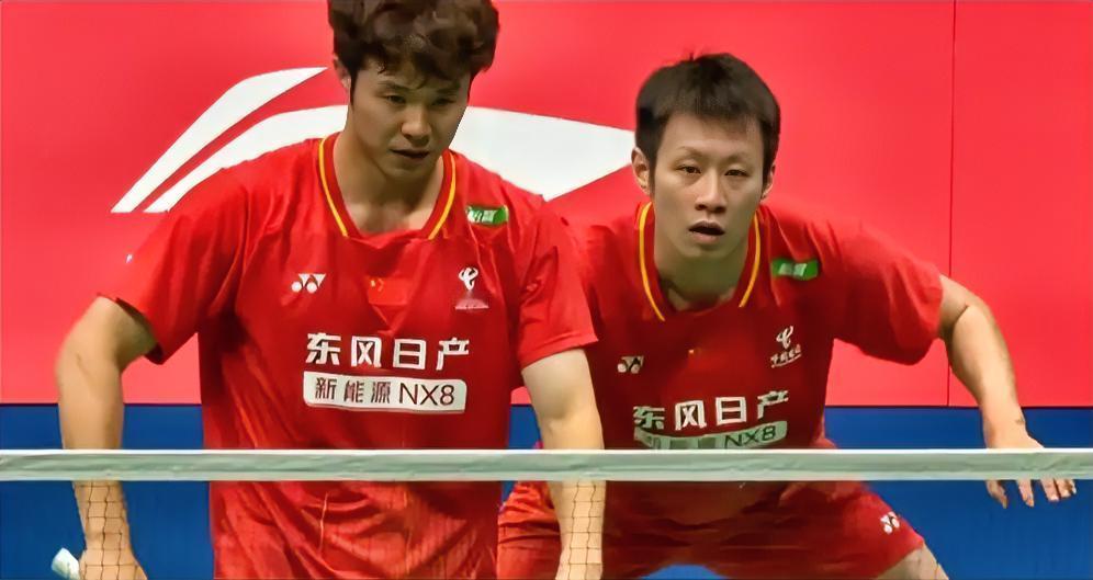 中国羽毛球大师赛半决赛，在最后一场男双比赛中压轴登场的何济霆/任翔宇，对阵马来西