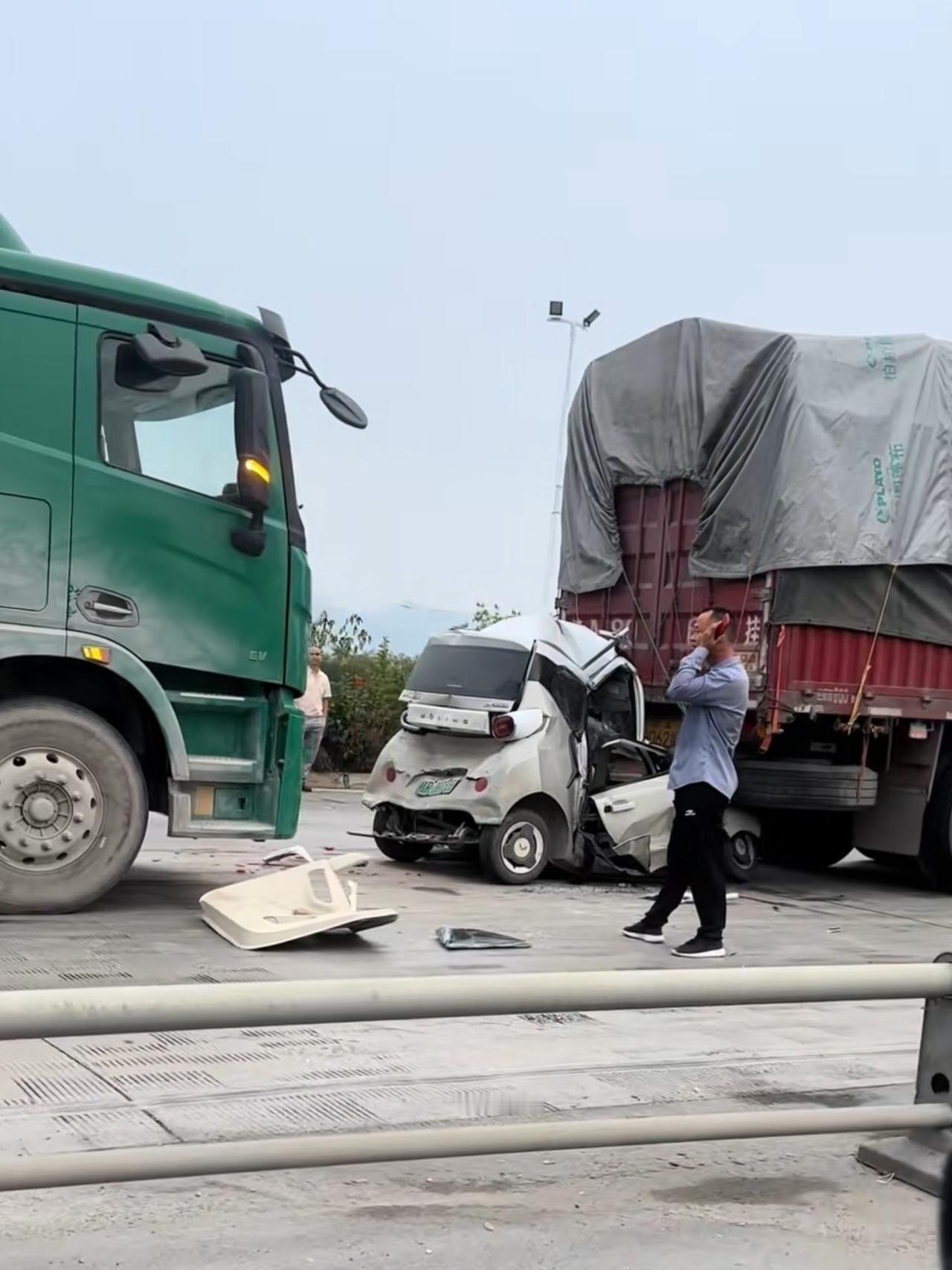 今天早上7点的时候,贵港市港北区北环路高速路口堵车,原因是一辆五菱迷你行驶在两辆