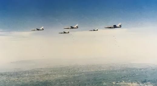 在1954年，飞行员姜凯追敌时，油门踩的过大，一下子冲到了敌机前面。敌飞行员大喜