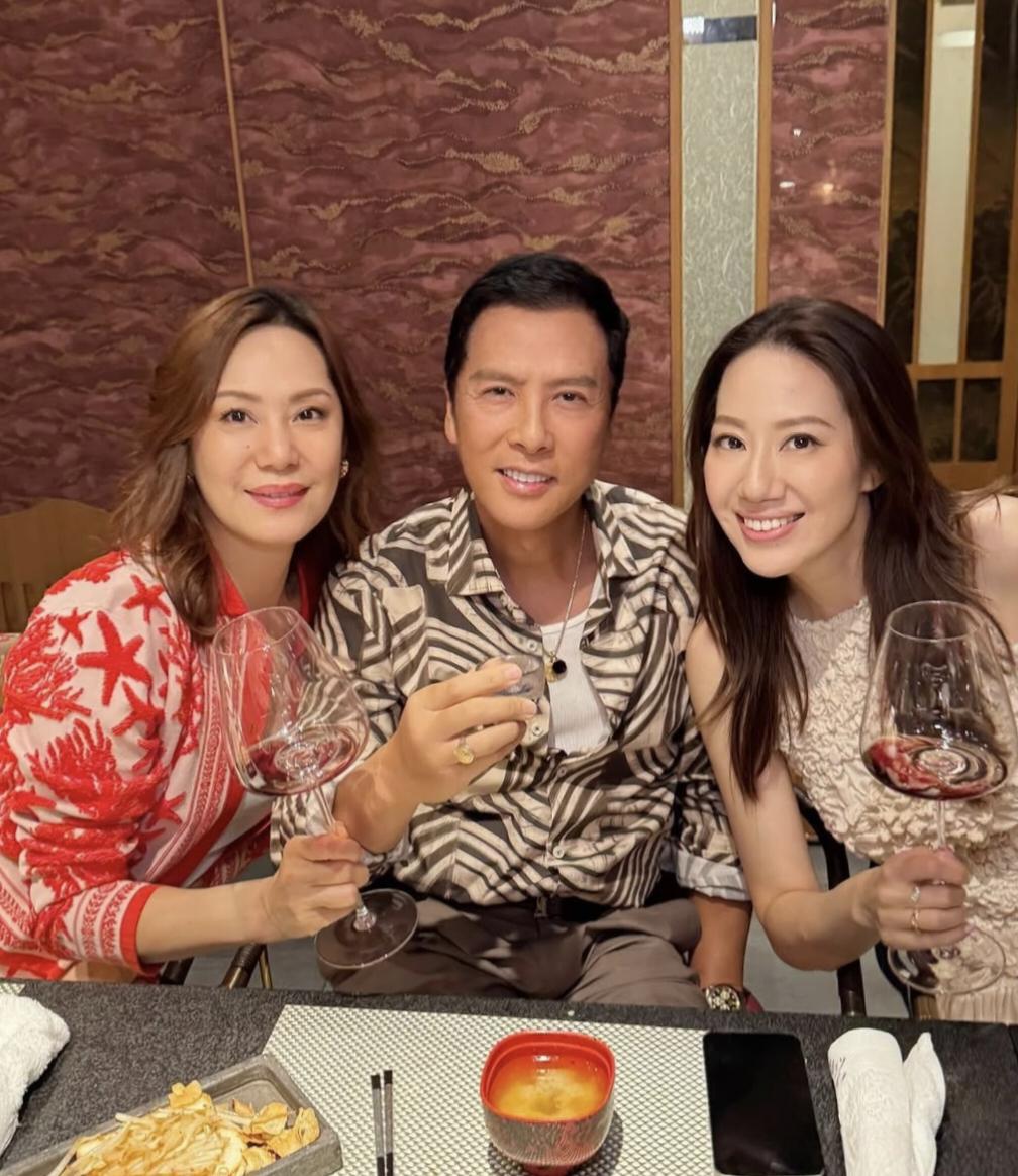 甄子丹为岳母徐莉君庆祝68岁生日，他和老婆汪诗诗、岳母三个人罕见同框，看起来他比
