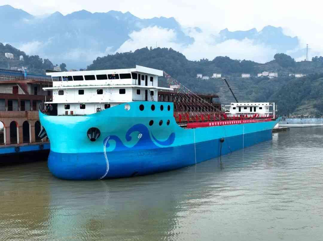 全球内河最大万吨级纯电动运输船葛洲坝号，落地湖北宜昌，振华重工（ZPMC）配套港