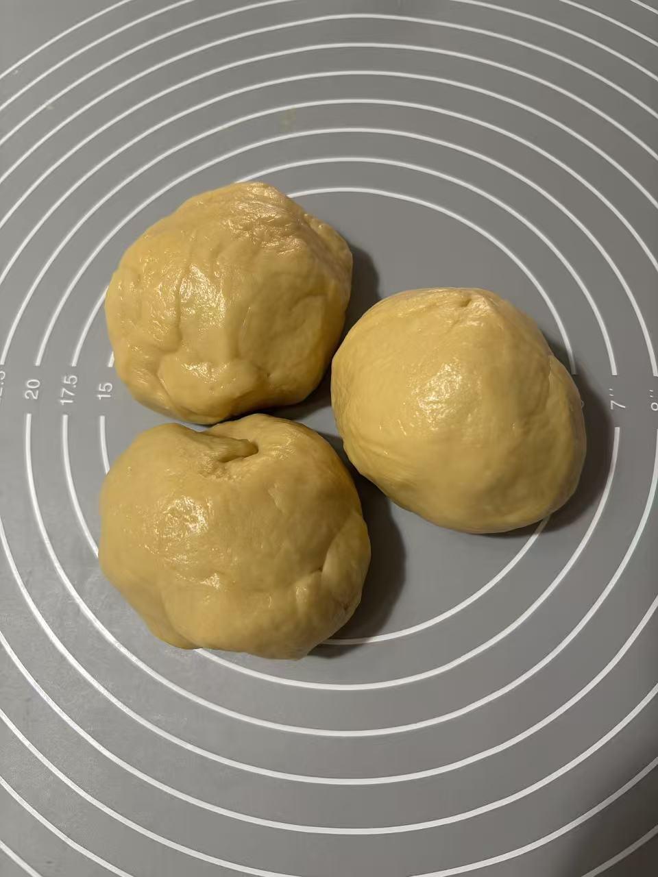 烘焙的尽头是馒头！今天心血来潮想再做一回柔软拉丝的吐司，过程很理想，结果很丰