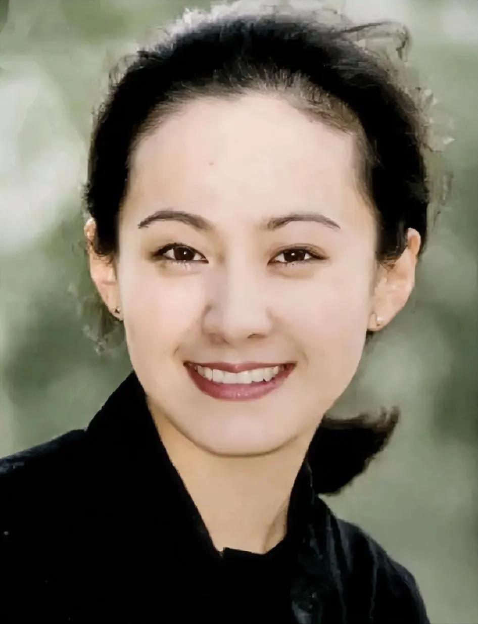 原来，剧雪父母是强烈反对她演戏当演员的。她出生北京，17岁那年，就被王秉承导