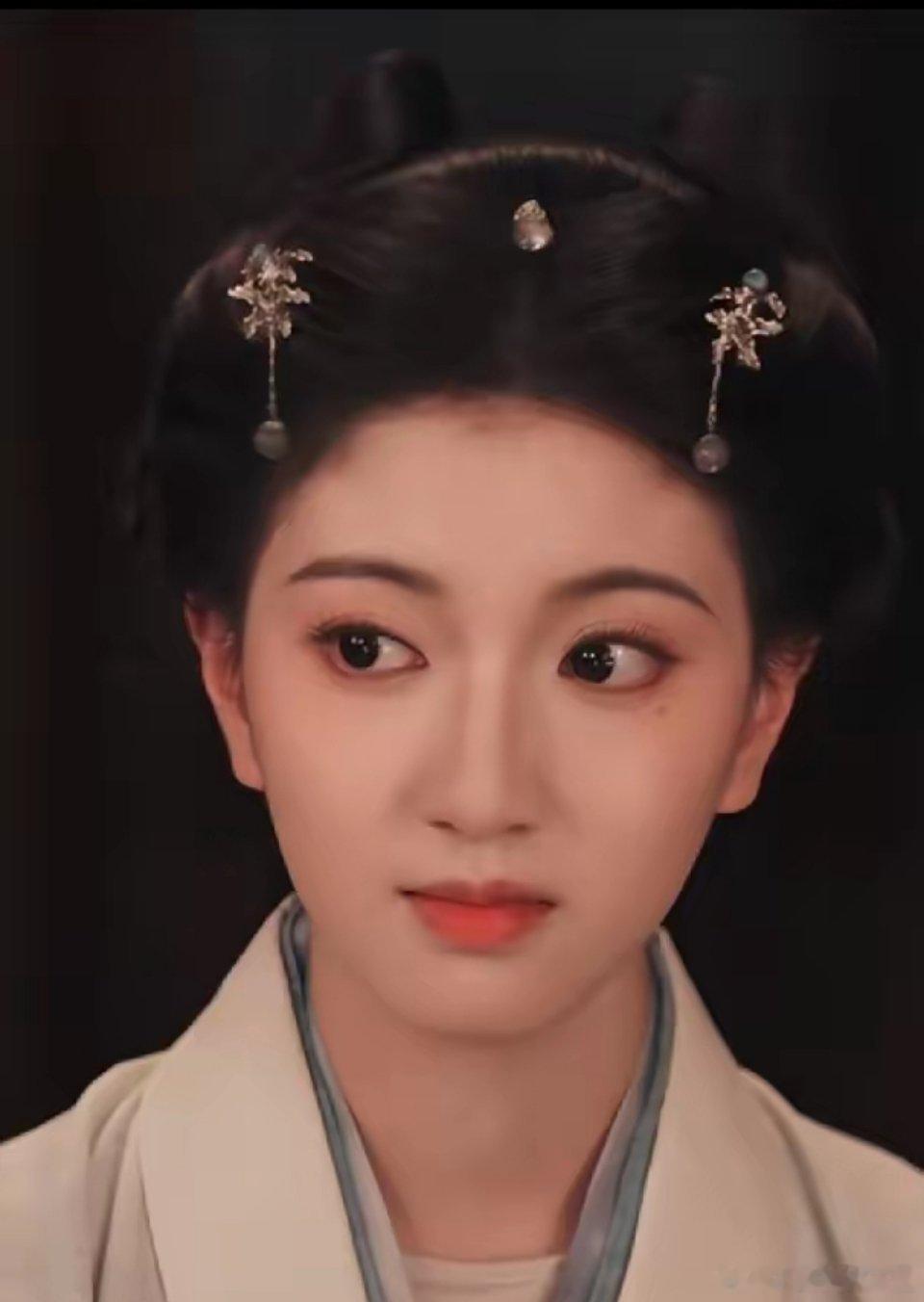 《百花杀》的丫鬟也太漂亮了，幸好女主孟子义眼睛够大，否则真要被这大眼萌妹给比下去