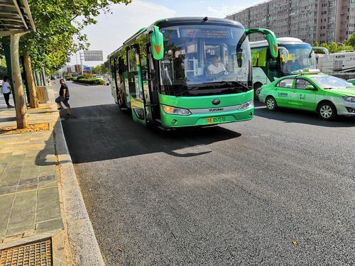 郑州如何行！郑州地铁每天200多万人次客流量，使公交市内运营能力越来越不足，调整