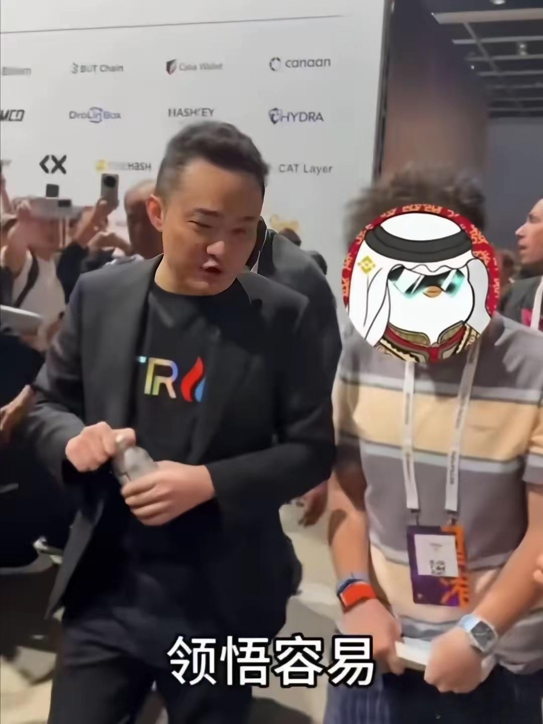 看孙宇晨谈到景甜这乐呵呵的样子，一点儿情伤的样子都没有，反倒是很享受被媒体包围着
