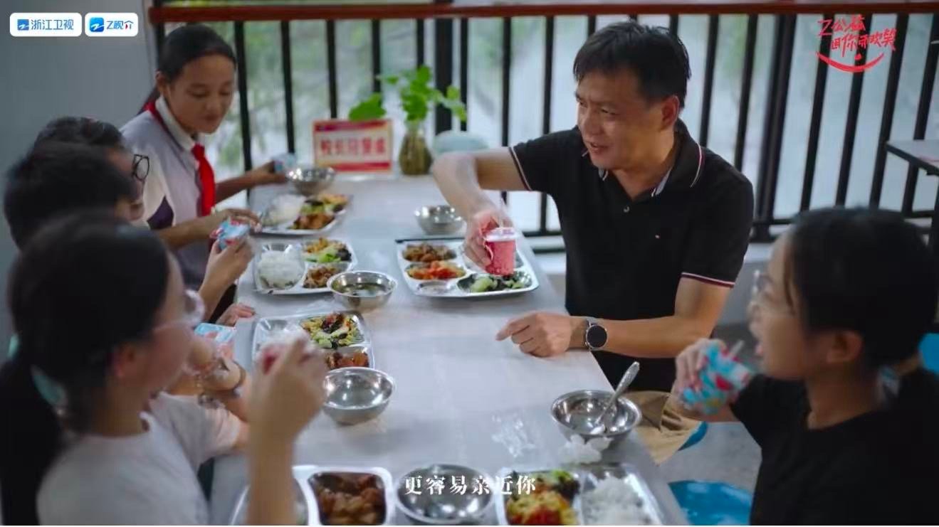 教师节带你种下一朵小花花乡村教育一线的温暖，是老师用童心写就的故事。第41个教师