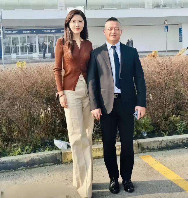 她是两百年难遇的美人，靠美貌“征服”无数男人，如今49岁了，孑然一身。在内娱