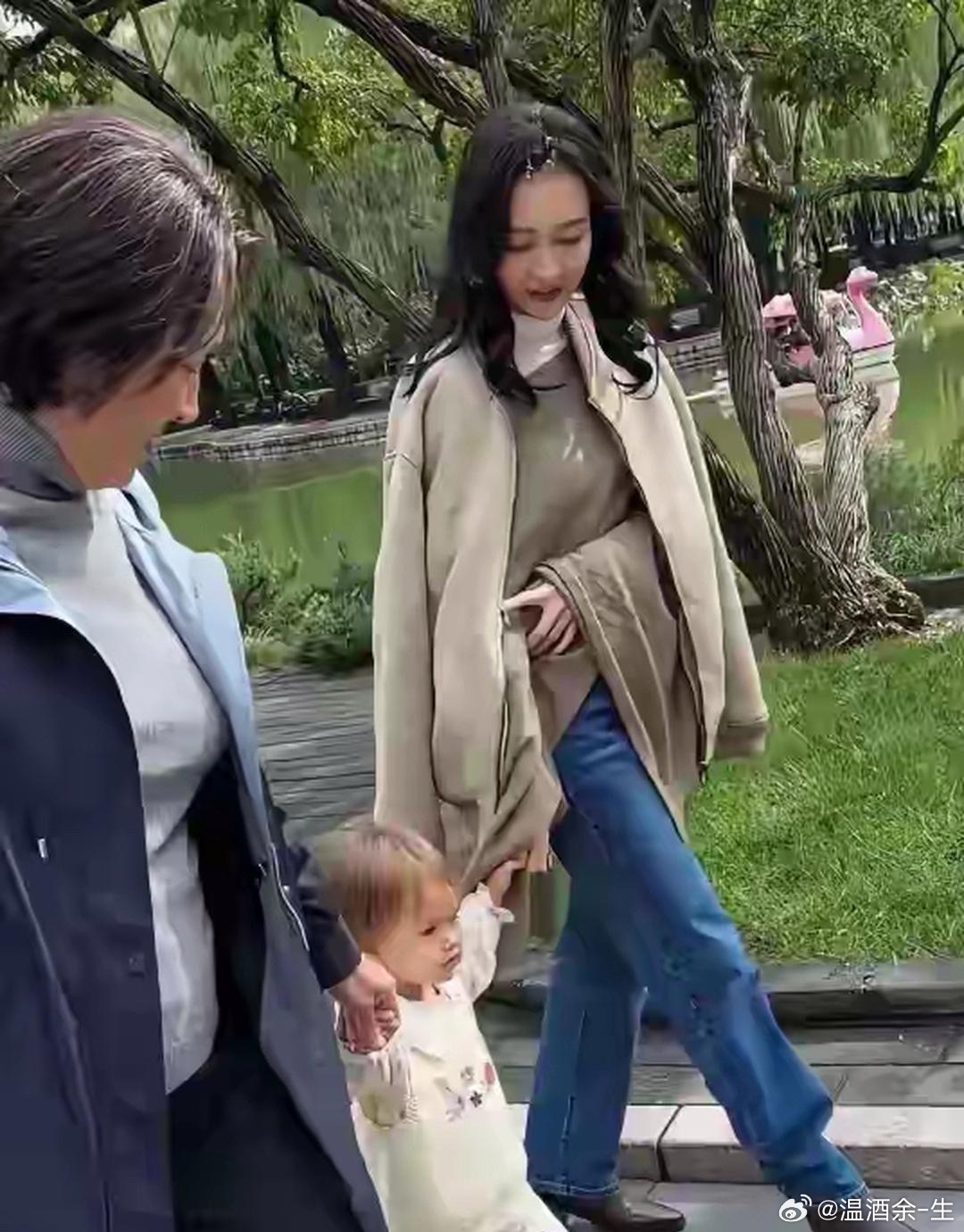 王鸥大方晒2岁女儿！和妈妈带娃逛公园有说有笑，孩子更像何九华王鸥自从出演了《琅琊