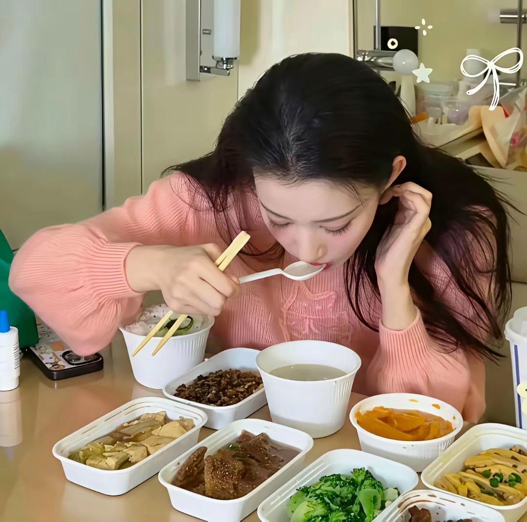 看看宋祖儿和王楚然的吃饭照片，感觉还是王楚然那份更有营养一点。怪不得宋祖儿那么瘦