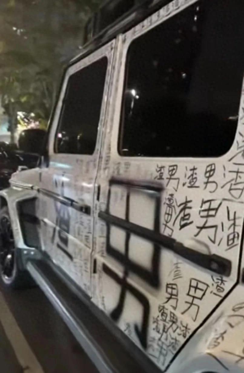 奔驰大G车身被写百个“渣男”字样
