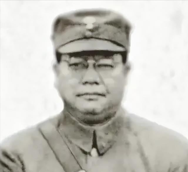 1938年，武汉会战。我方某师长面对着日军的飞机、大炮猛烈轰炸下，愁眉不展。他知