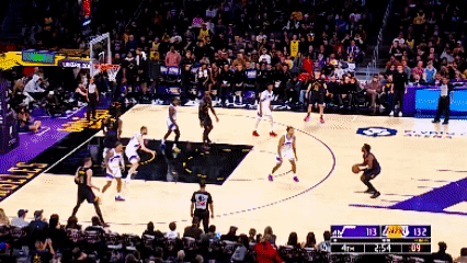 为父莫不如此！老詹姆斯像个球迷一样亢奋！因为小詹姆斯命中一记精彩的超远三分。