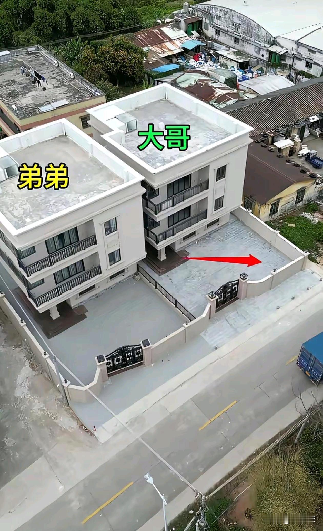 兄弟俩一起盖的房，院墙还没凉透，弟弟就悄摸装了铁围栏。