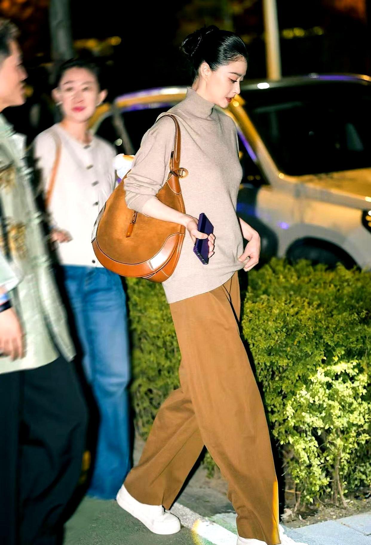 女人过了40岁，最显老的根本不是脸。你敢信吗？42岁的蒋欣瘦下来后，状态竟