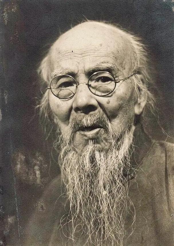 1947年，徐悲鸿刚提笔画完两只公鸡，突然停电了，于是便封笔作罢，一直到去世时都