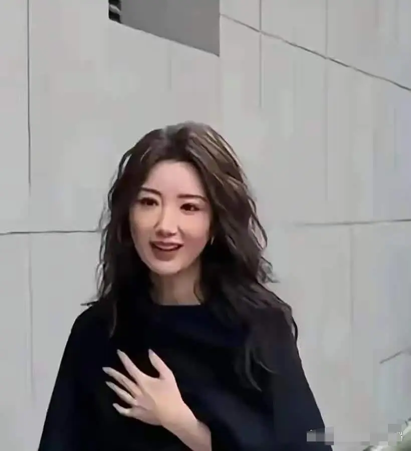 37岁毛晓彤医美后遗症，前脸肿胀，嘴唇周边小疙瘩，浓妆遮不住