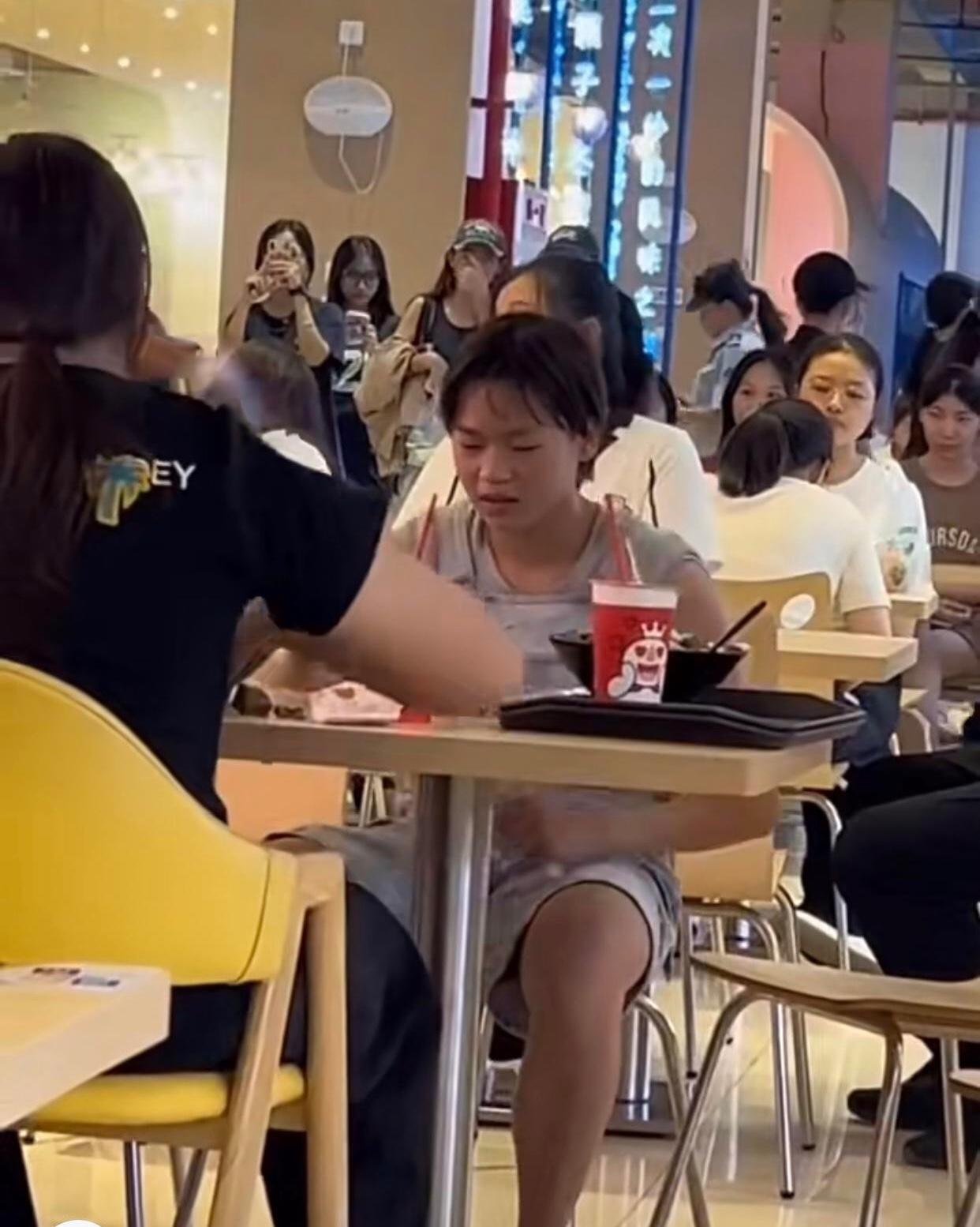 原来人的恶意这么不加掩饰，全红婵胖了，就嘲笑她素质低连自己的嘴都管不住。全