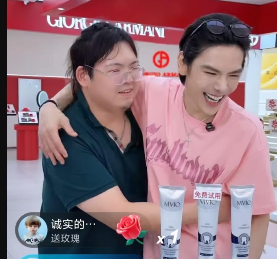 不仅向华强和向太懵了。就连郭碧婷和向佐也懵了。谁也没想到有刑事暴力前科的
