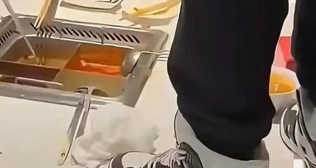 海底捞小/便这件事我料到了2个家长要担责也料到了2个家长要赔钱，但万万没料到