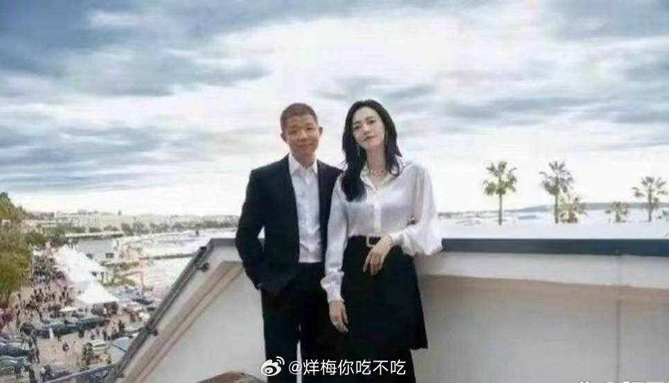 姚晨和老公的合照，看起来不太搭