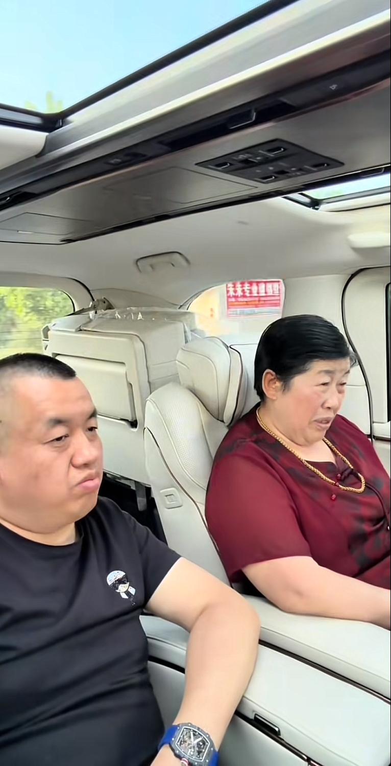 北京坤哥，又显山露水，表面上陪着母亲尽孝，暗地里却又显摆自己的百万名表。端午节他