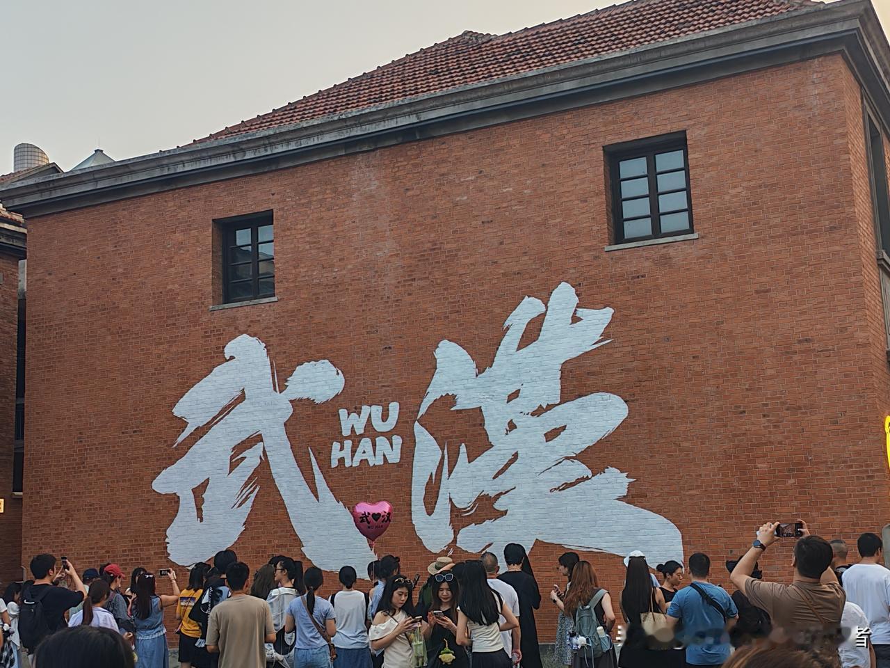 武汉降温：风刀雨匕里的棉袄刚需武汉的降温从不含糊，前几日还能见着穿短袖的身