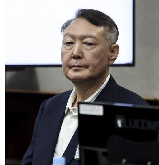 一人做事一人当，尹锡悦这次是真汉子，在法庭上他全都扛了下来，什么人都没牵扯。 