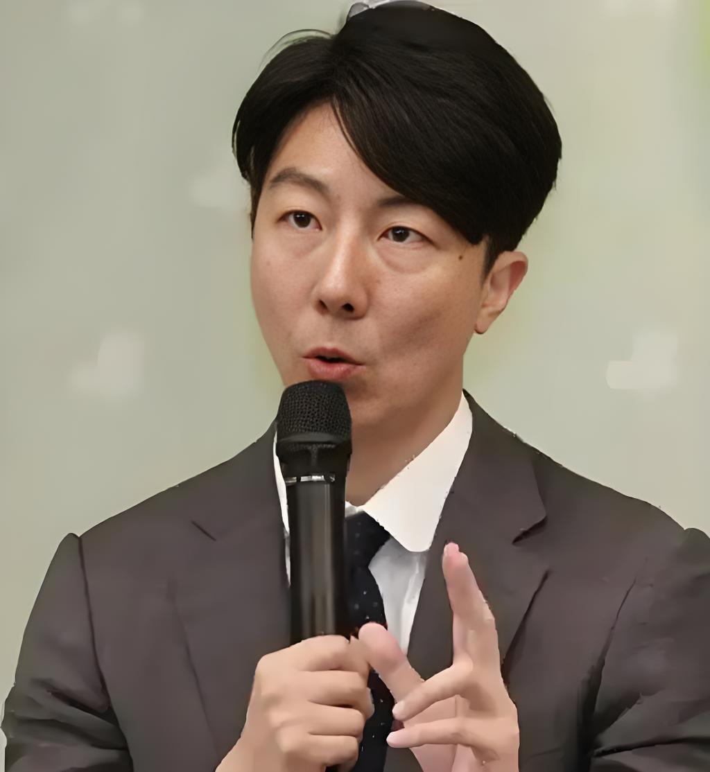 请大家千万要记住这个人——吴峥，他现在是民进党的发言人。在赵少康主持的节目上，