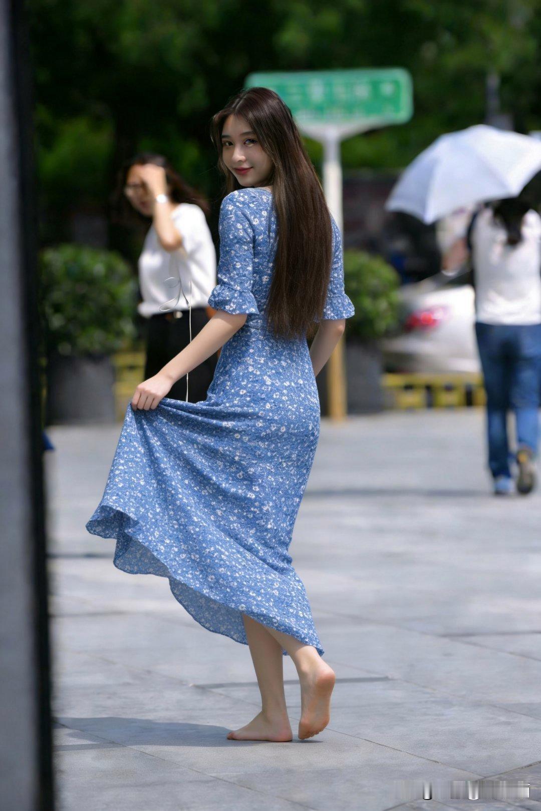 夏日里，蓝花连衣裙就是清新的代名词。想象一下，穿着它漫步街头，那轻盈飘逸的裙摆随