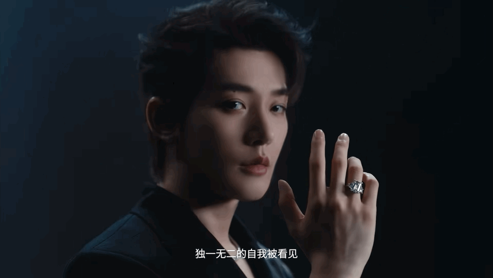 邓为深V西装和天然钻石好配 恭喜邓为官宣天然钻石代言人，这个代言真的重量级！从邓