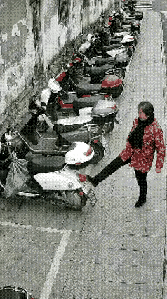 老太太这是自作自受。老太太到街上遛弯儿，他看到路边的电动车不顺眼，就一脚踢倒一辆