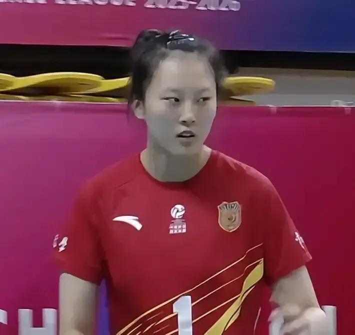 别盯着范泊宁首秀的35%扣球成功率了。这个数据，比同期的李盈莹，整整差了7个百分