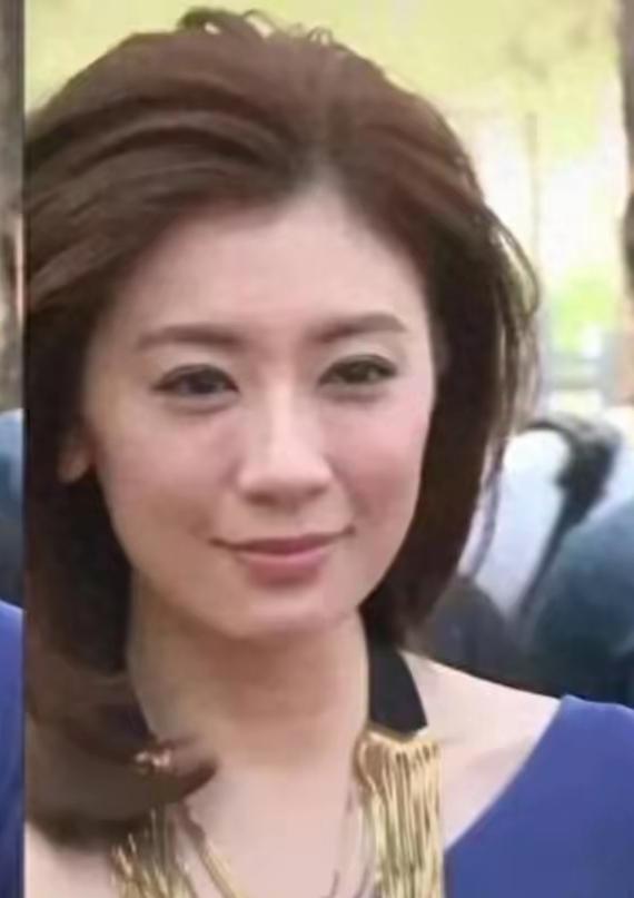 贾静雯脸也绷不住了？生图被嘲显老？51岁有皱纹怎么了，比硬撑冻龄自然多了吧！