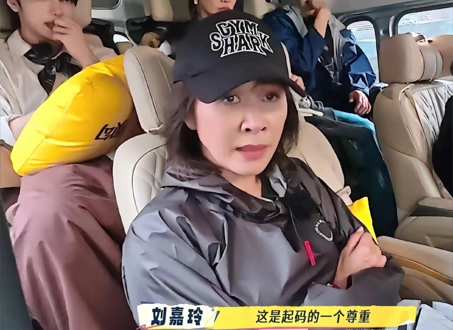 宁静让刘嘉玲给周润发打电话，刘嘉玲说：“发哥不接电话的。”宁静：“那你给刘德华打