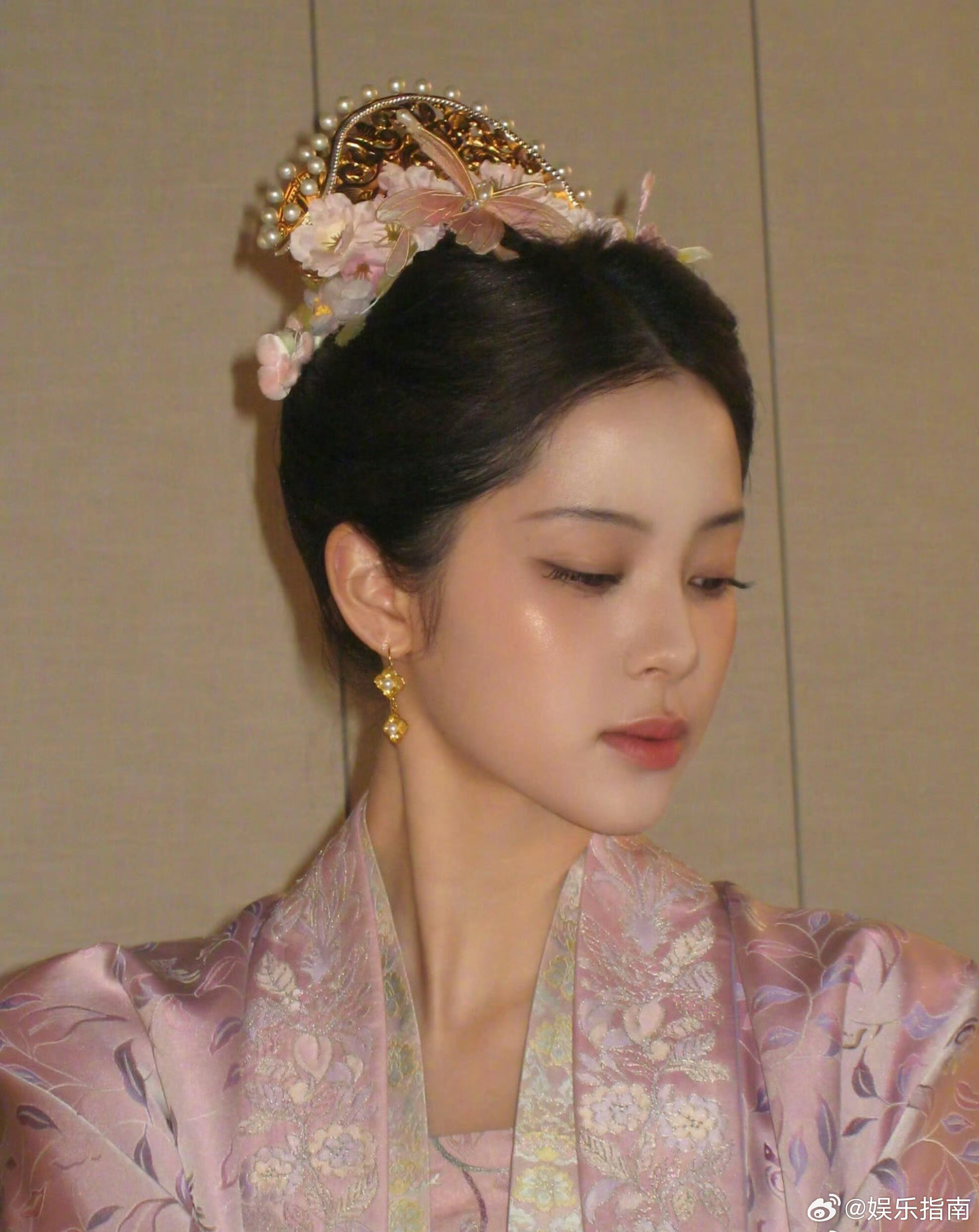 欧阳娜娜发的央视元宵晚会后台花絮，美女组合实在养眼！！