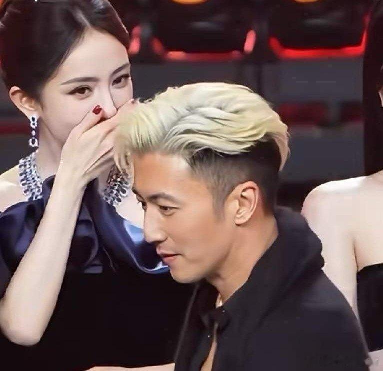 果然还是女人最懂女人，我问我闺蜜，微博之夜，杨幂站在谢霆锋身后为什么捂着嘴？我闺