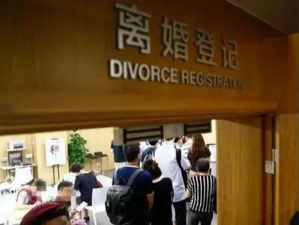 近期贵州有一对年轻夫妻到民政局离婚，这事儿一下子就成了当地的热门新闻！妻子直言：