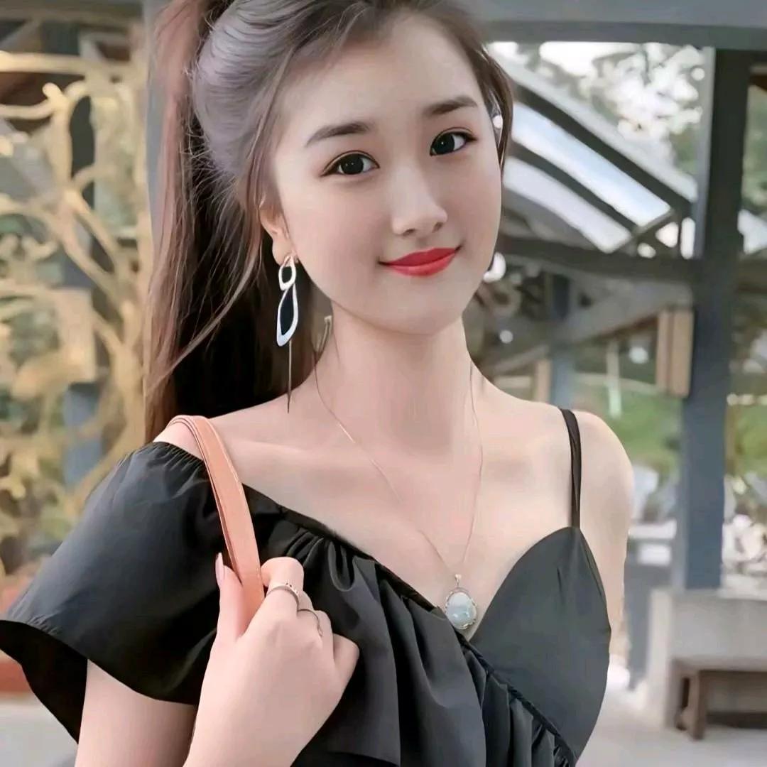 优雅甜美少女，粉色包包搭配黑色连衣裙，时尚又迷人！粉色气质连衣裙粉色系带连衣裙