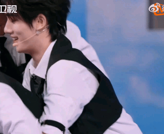 丁程鑫脑袋一转鬼点子又上线，抓住最后一秒端起大哥然后自己坐下了，檀健次：发生了什