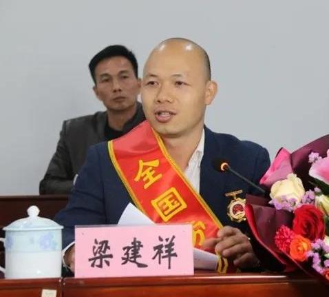 80后壮族新农人梁建祥！弃高薪返乡兴业，带两千乡亲共同致富梁建祥，男，壮族
