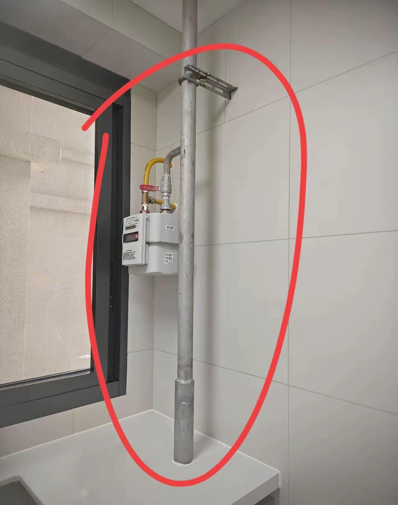 天塌了！丑爆了！万万没想到啊！装修公司这么不靠谱！这燃气管道这么裸露在外面真是醉