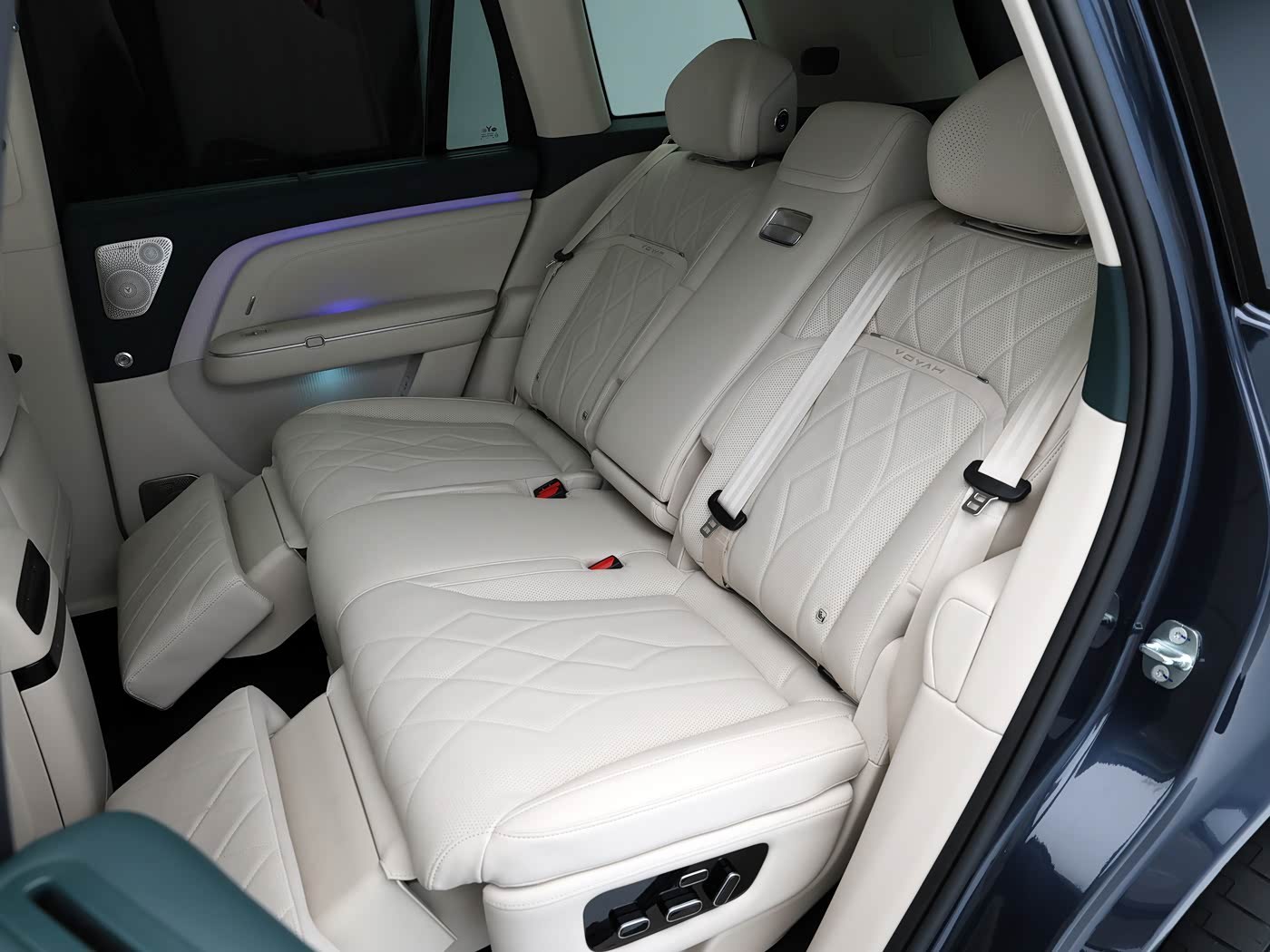 新车岚图泰山8X，5米2的5座车，过去我不喜欢岚图，因为初期款梦想家不怎么样，