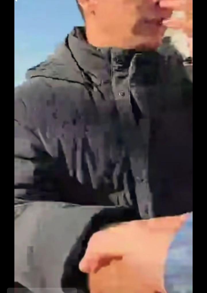 李老师越过别人和某某老师握手了，可见，某某老师在李老师的心里多么的重要。以上是