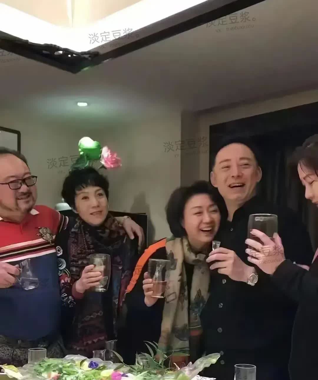 于魁智和李胜素是两位著名的京剧表演艺术家，德艺双馨，为我国京剧事业做出了突出贡献