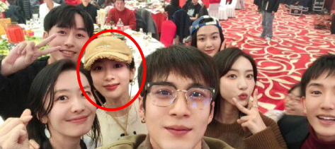 大家发现没有？杨紫在合照群像里面，星像好明显