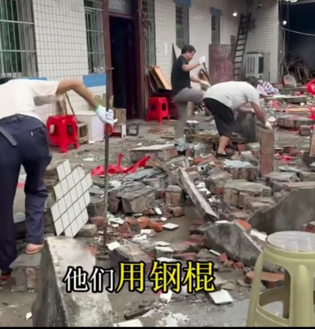 现场去了技术人员应该有三方承担责任他们用钢棍把掉下来的砖块反转过来拍照，现场