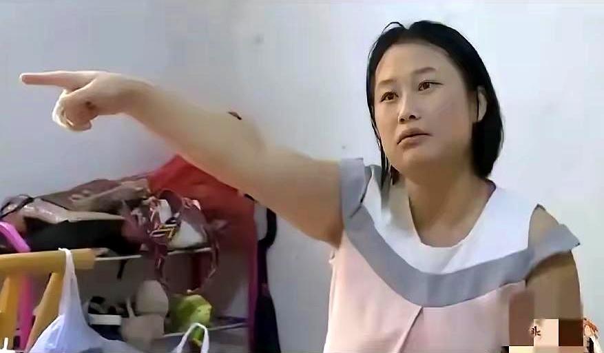 在湖南湘潭，8000块工资，全额上交，还被骂挣得少。李伟这口气，谁能咽？家里“