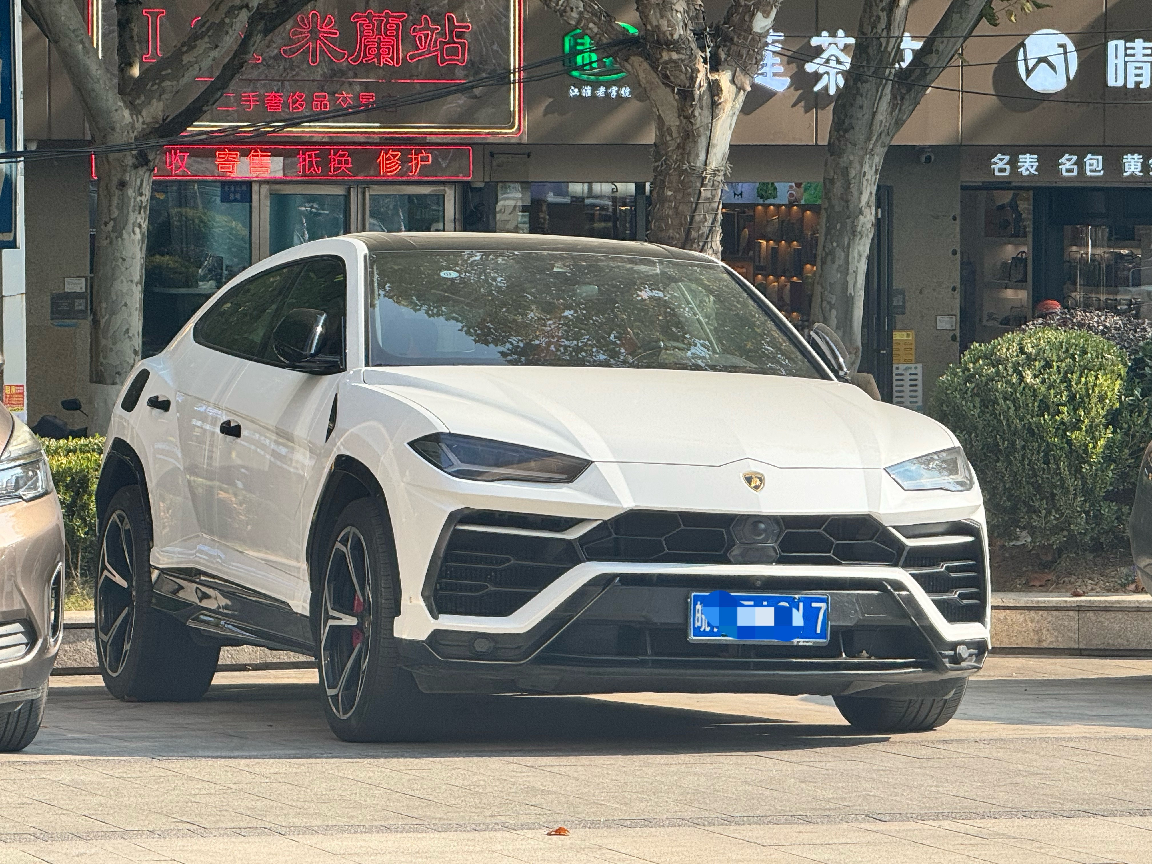 银泰中心还是可以，四个全凑齐了，兰博基尼URUS—极致的性能SUV、奔驰大G—装